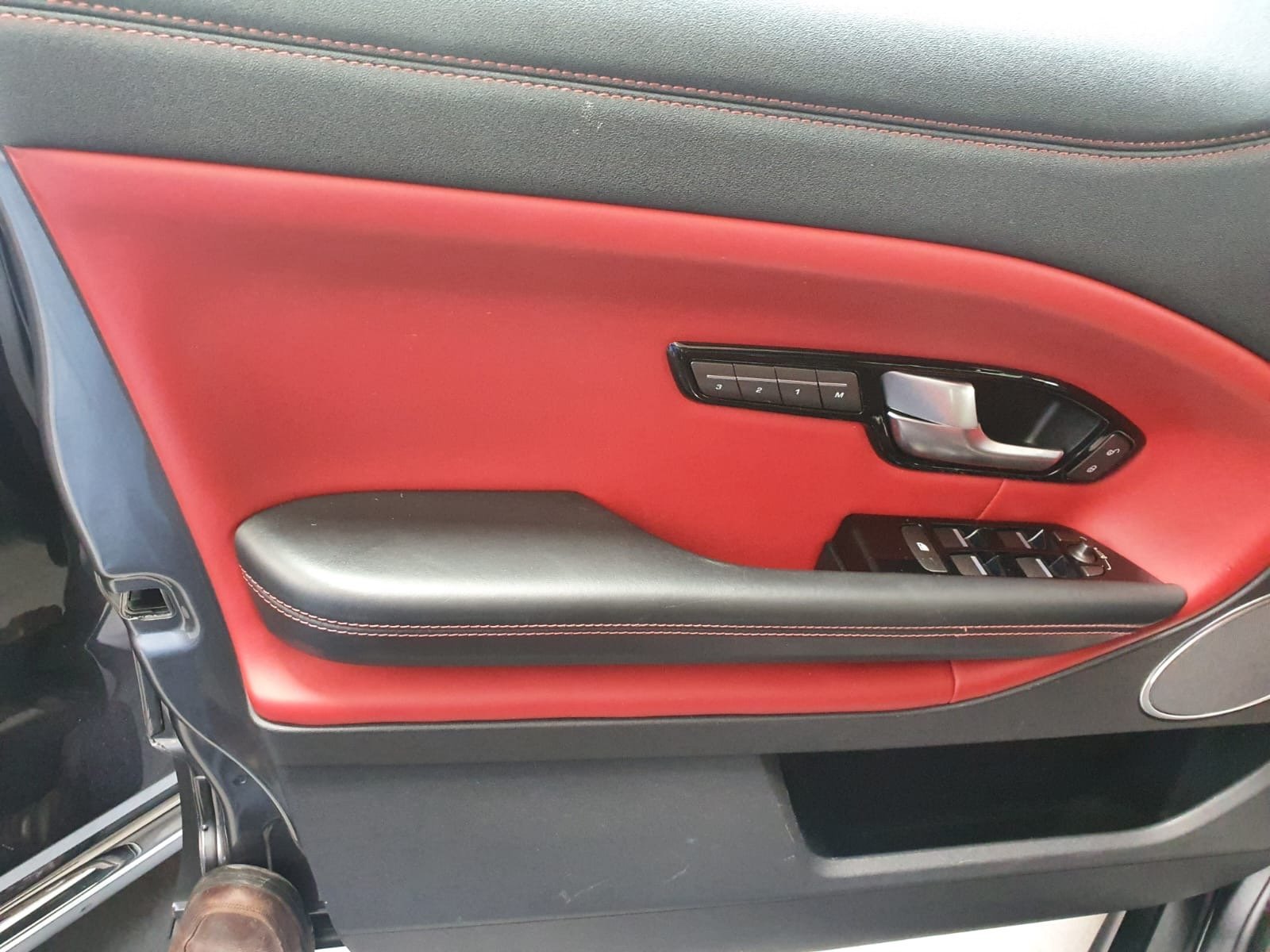 Bancos em couro preto e vermelho – Range Rover Evoque