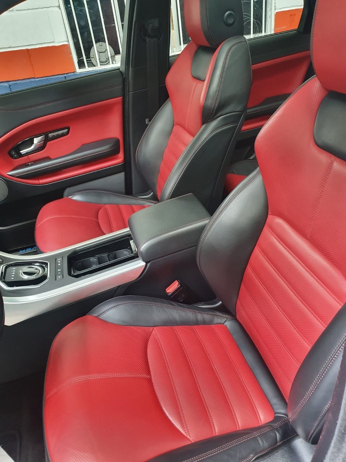 Interior em couro preto e vermelho finalizado pela JMS Car